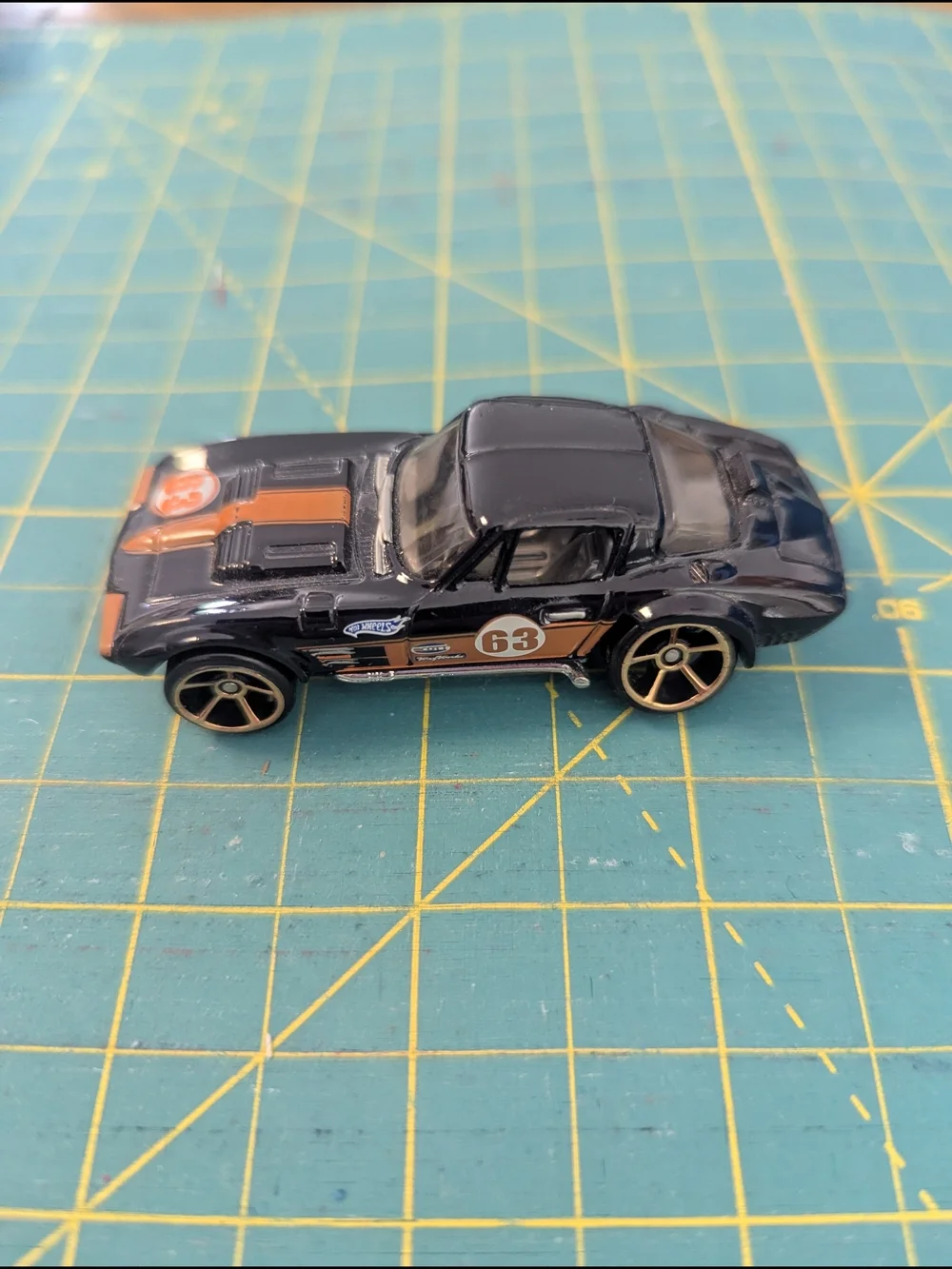 2010 Hot Wheels Corvette Gand Sport Blank and Orange Kids Race Die-Cast Vehicle